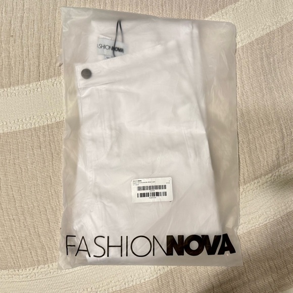 Fashion Nova Mystery Solved Extreme Bell Bottom Jeans- NWT - Picture 5 of 6